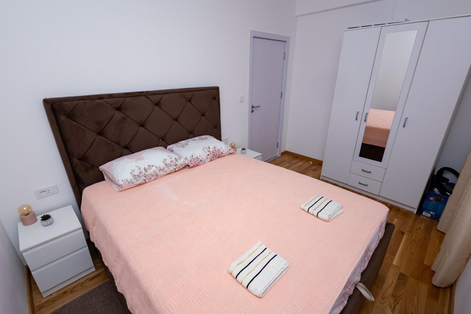 Elegant Escape Podgorica Appartement Buitenkant foto