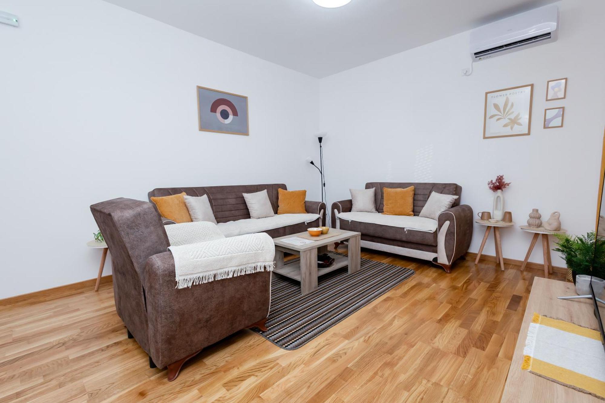 Elegant Escape Podgorica Appartement Buitenkant foto